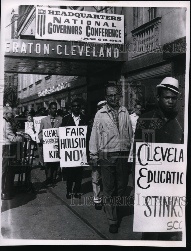 1964 Press Photo Pickets march at headquarters of National Governors Conference - Historic Images