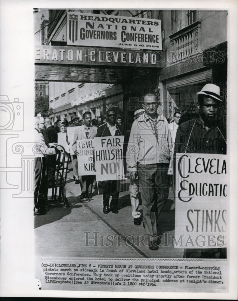 1964 Press Photo Picket march at headquarters of National Governors Conference - Historic Images