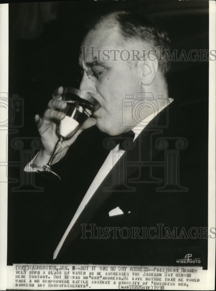 1938 Press Photo Pres.Roosevelt sips a glass of water at Jackson Day dinner-Historic Images