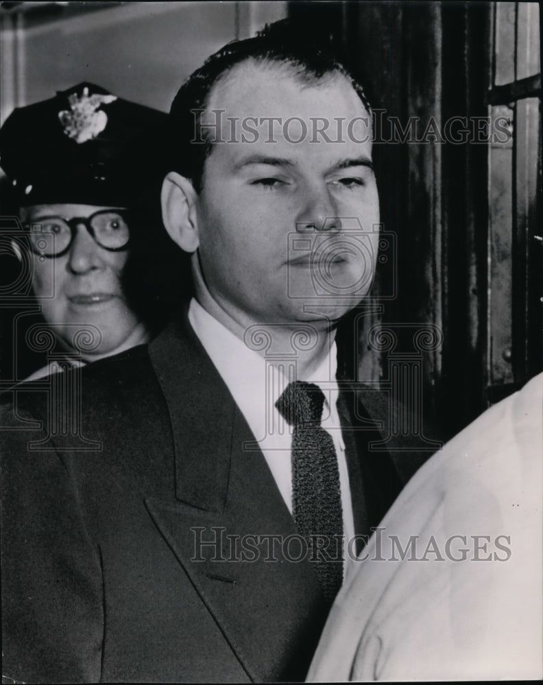 1954 Press Photo Dr Sam Sheppard on his way to the courtroom - cvw15108 - Historic Images