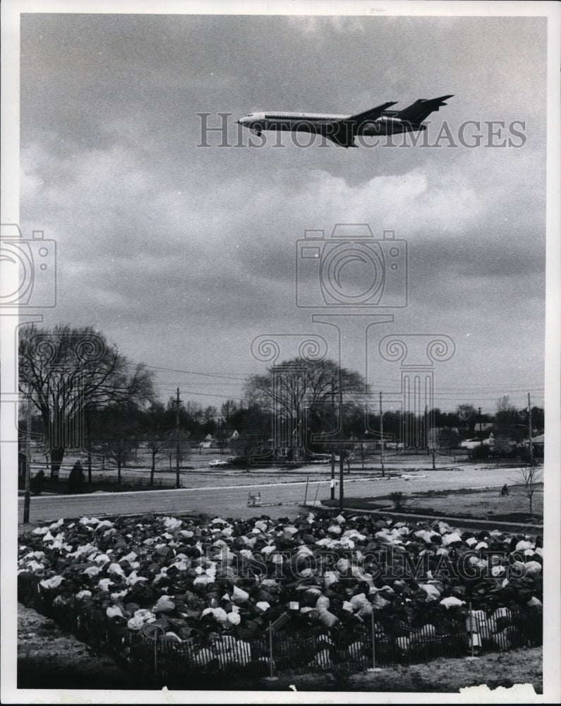 1974 Press Photo Bags of garbage and trash fill a temporary dumping site - Historic Images