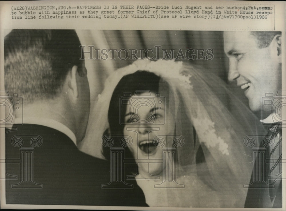 1966 Press Photo Luci Nugent and husband Pat greet Lloyd Hand in White House. - Historic Images