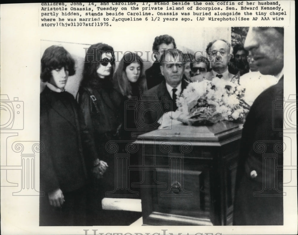 1975 Press Photo John and caroline stand beside the oak coffin of her husband-Historic Images