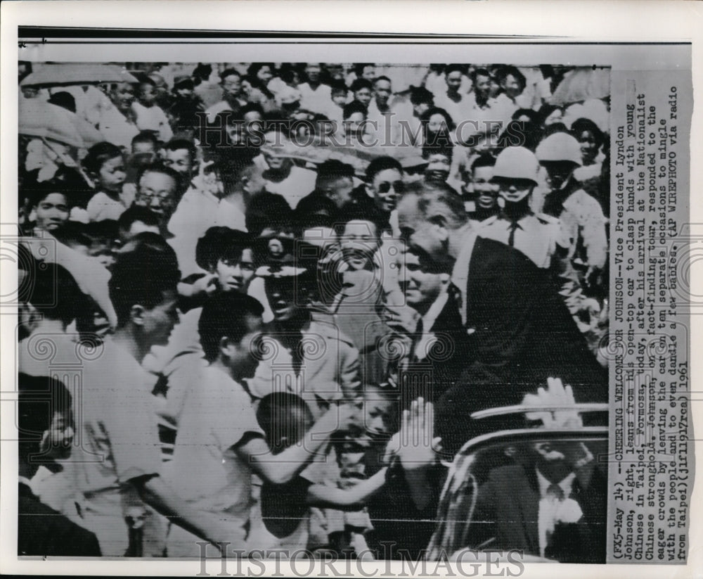 1961 Press Photo V.P. Lyndon Johnson leaning from his car after his arrival. - Historic Images