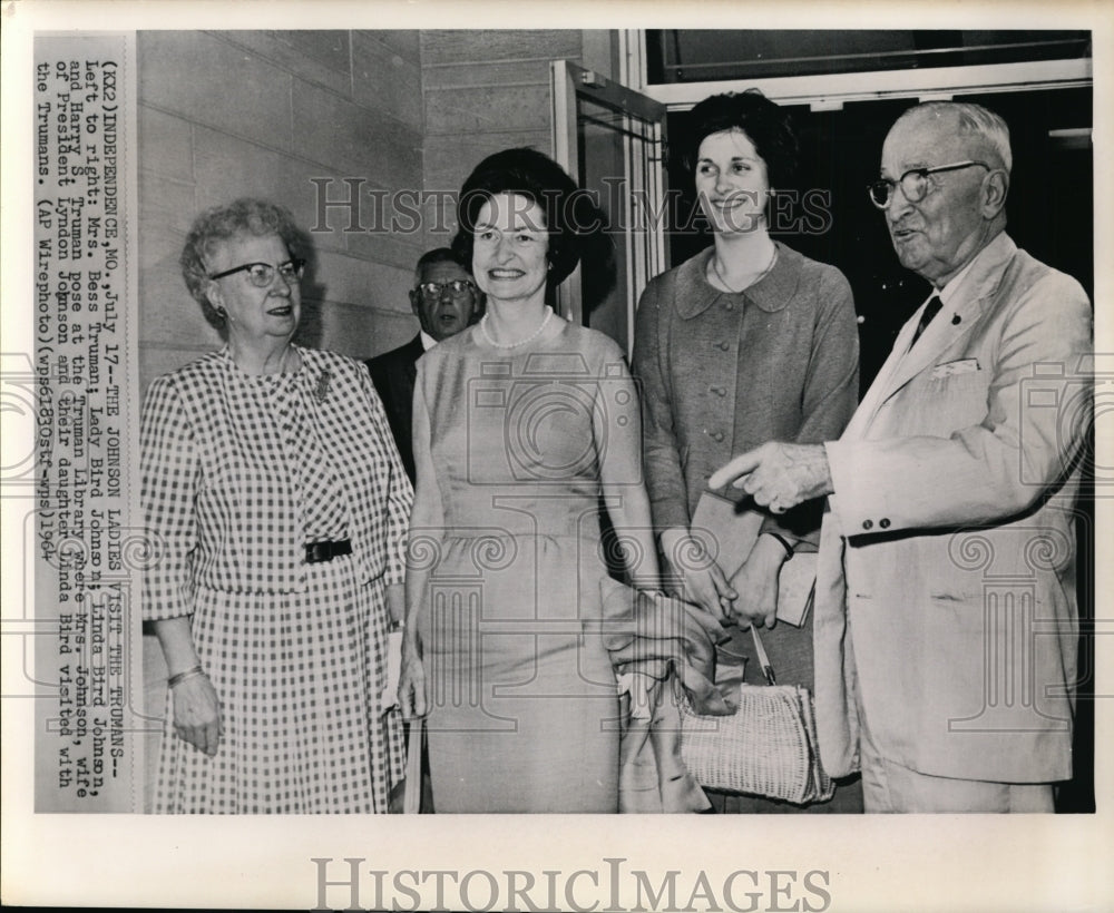 1964 Press Photo Truman Family poses at the Truman Library with the Johnson's-Historic Images