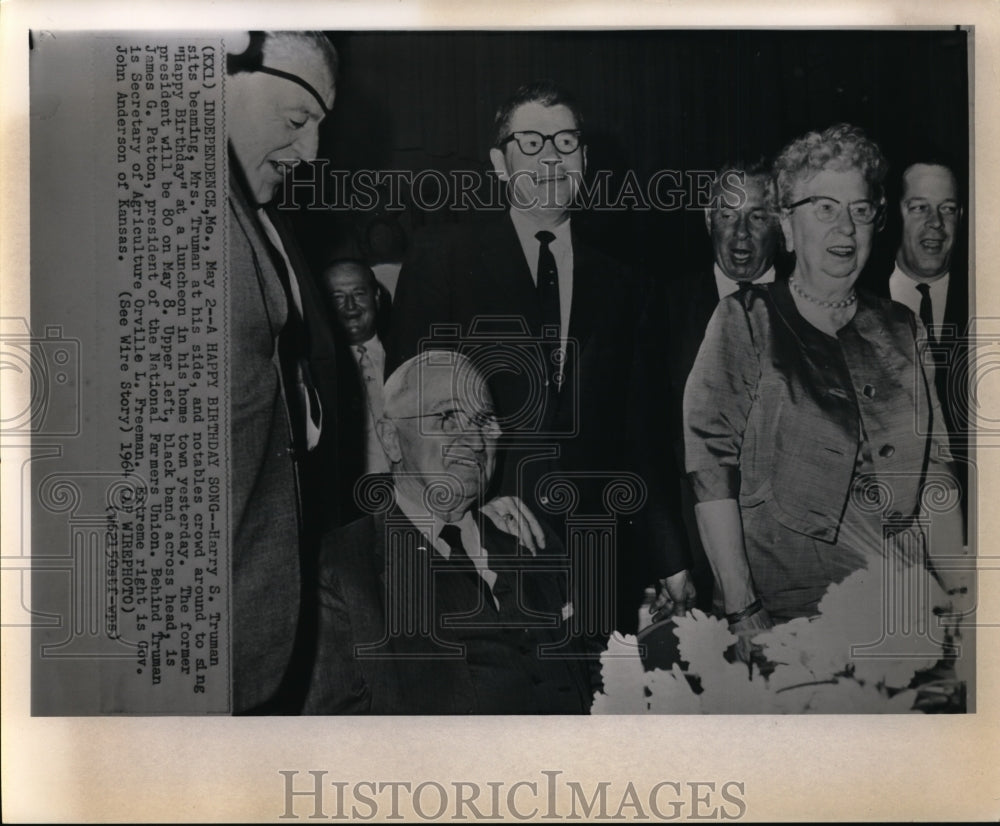 1964 Press Photo Harry S.Truman with Mrs.Truman and crowd to sing Happy Birthday - Historic Images