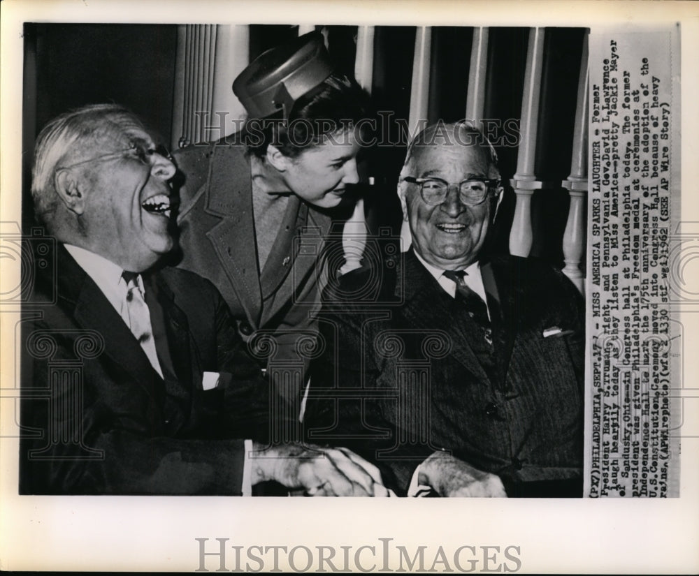 1962 Press Photo Former Pres Harry Truman and others at the Congress hall- Historic Images