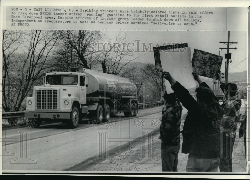 1974 Press Photo Truckers with signs on strikes against independent owners - Historic Images