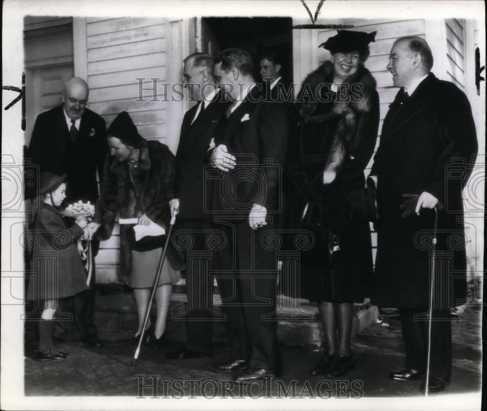 1941 Press Photo Beth Schuster with Flowers to Princess Juliana with Roosevelts - Historic Images