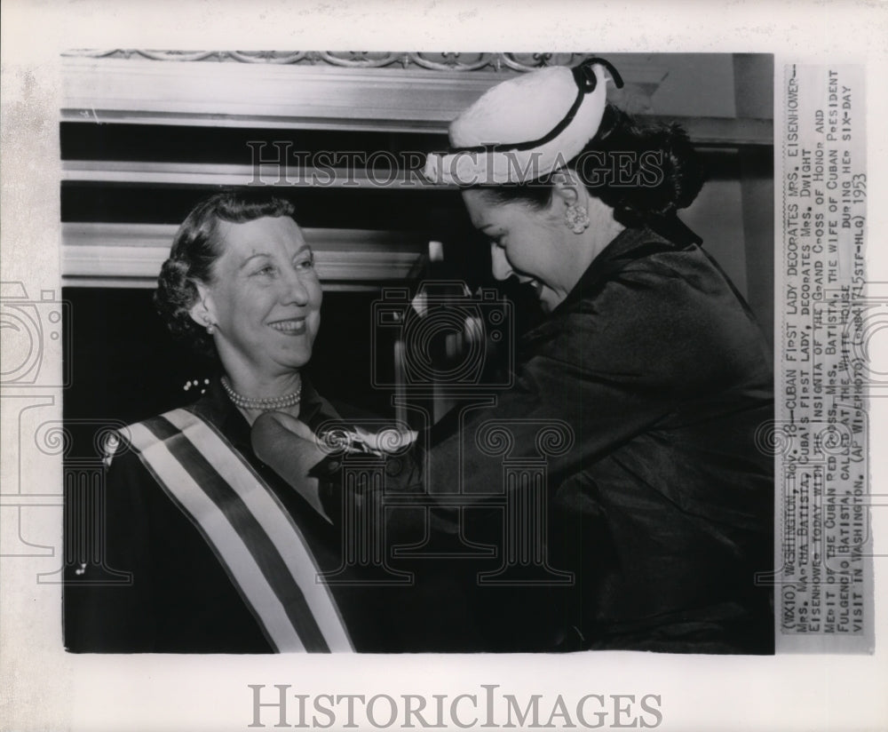 1953 Press Photo First Lady of Cuba Martha Batista decorates Mrs. Eisenhower - Historic Images