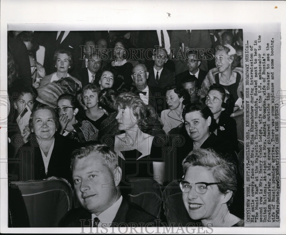 1959 Press Photo Mrs.Nina Khrushchev sees broadway musical at Majestic Theater - Historic Images