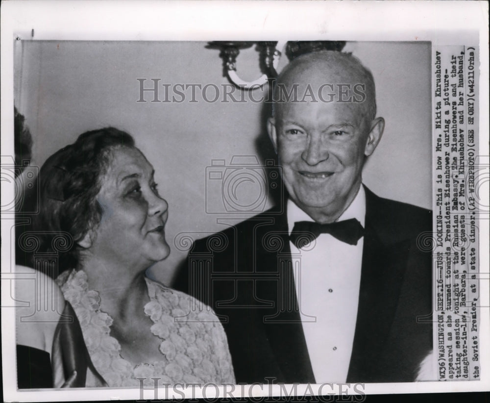 1959 Press Photo Mrs.Nikita Khrushchev &amp; President Eisenhower taking pictures. - Historic Images