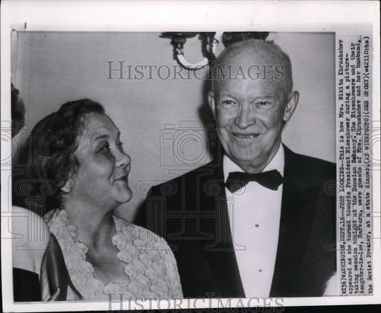 1959 Press Photo Mrs.Nikita Khrushchev & President Eisenhower taking pictures. - Historic Images