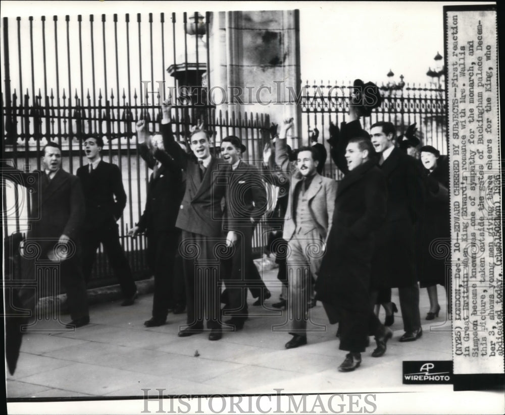 1936 Press Photo Young men cheering for the King at the Buckingham Palace's gate - Historic Images