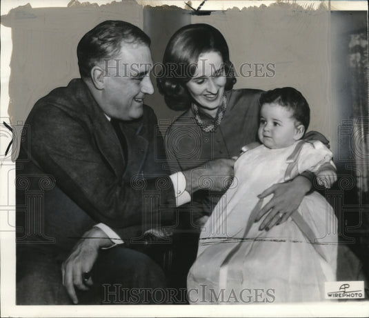 1936 Press Photo President Roosevelt with his Grandaughter after her christening - Historic Images