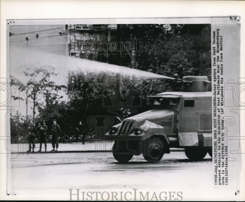 1961 Press Photo East German Armored vehicle near the Brandenburg gate-Historic Images