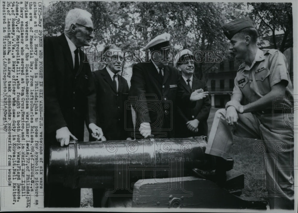 1967 Press Photo U.S.veterans pose for symbolic picture on eve of Memorial Day - Historic Images