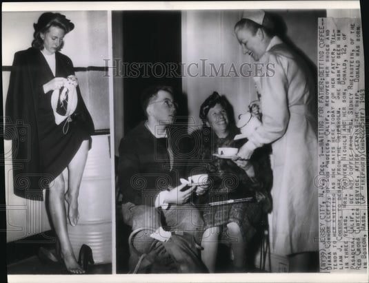 1943 Press Photo Waiting for farther and getting coffee-Gripsholm N.J. scenes - Historic Images