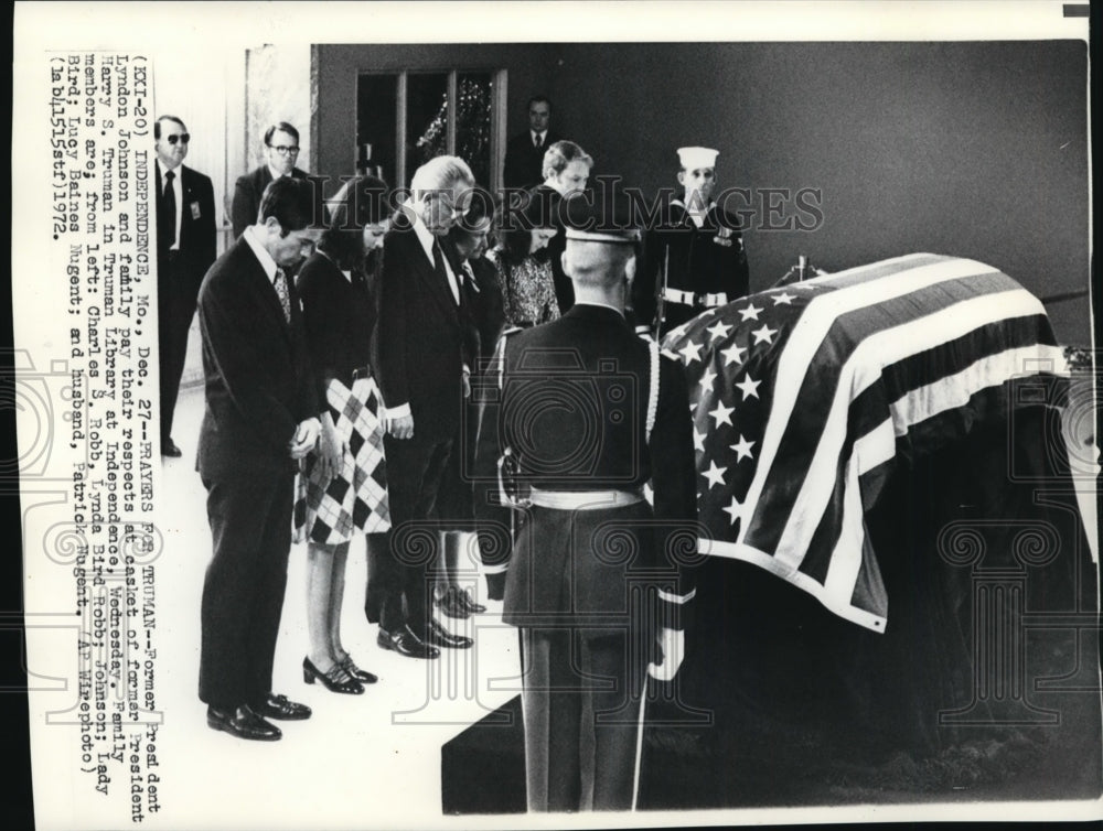 1972 Former Pres. Johnson and family offer prayers-late Pres. Truman - Historic Images