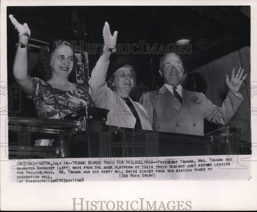 1948 Press Photo President and Mrs. Truman and daughter, Margaret wave - Historic Images