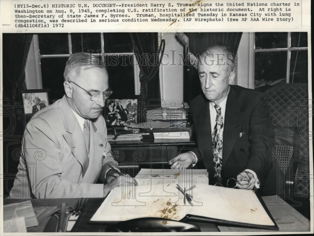 1972 Press Photo President Truman signs historic United Nation document - Historic Images