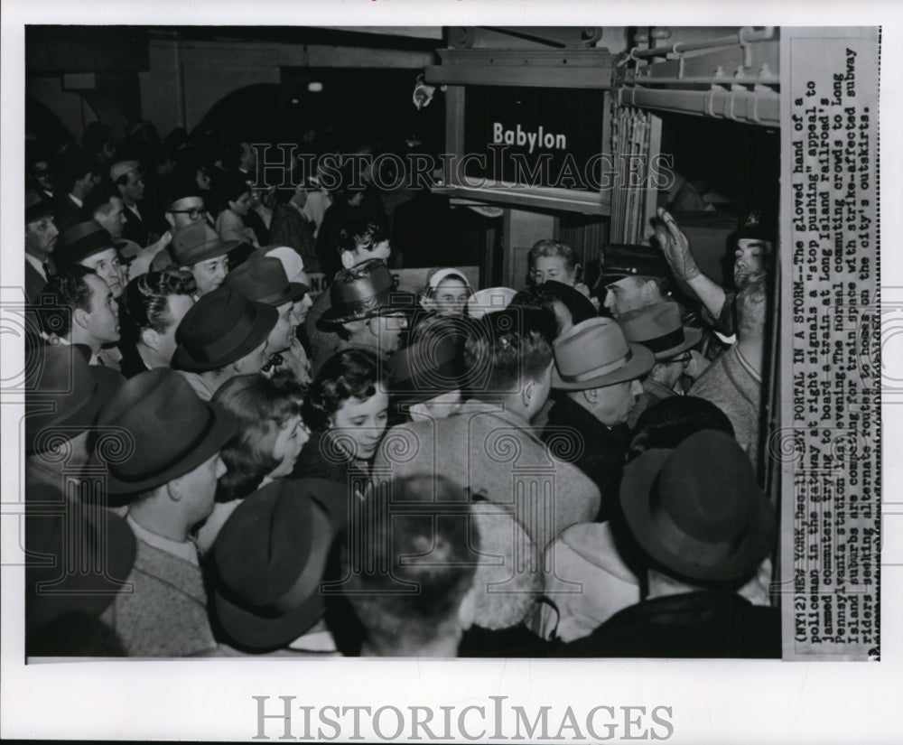 Press Photo Long Island Railroad Pennsylvania Station crowd scene during stike-Historic Images