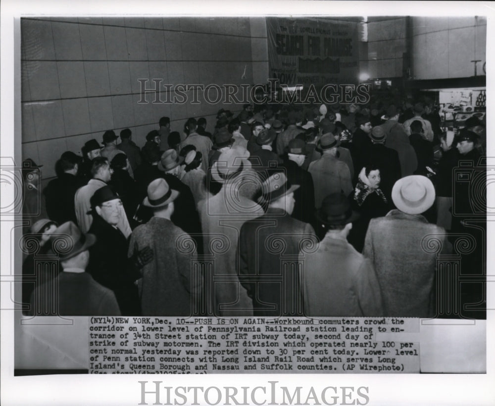 1957 Press Photo Commuters crowd lower level of Pennsylvania railroad station.-Historic Images