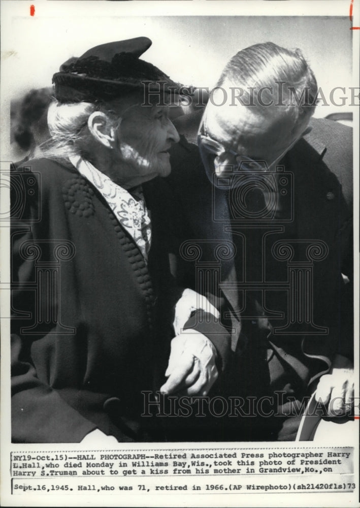 1973 Press Photo President Harry Truman about to have a kiss from his mother-Historic Images