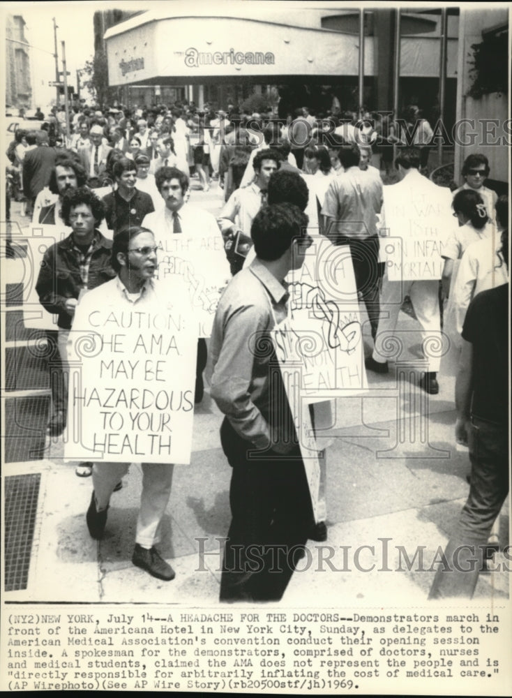 1969 Press Photo Demonstrators in front of the Americana Hotel in New York - Historic Images