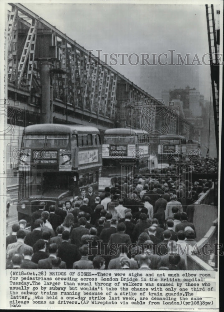 1969 Press Photo Crowd crossing London bridge in England - cvw16682 - Historic Images