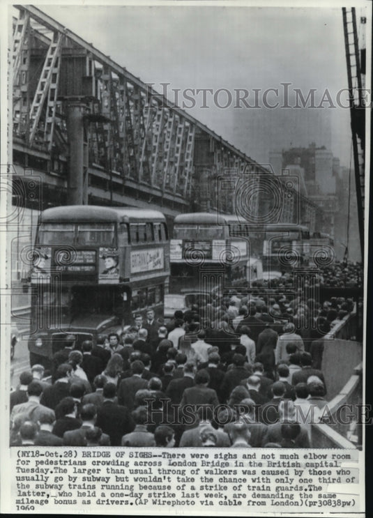 1969 Press Photo Crowd crossing London bridge in England - cvw16682 - Historic Images