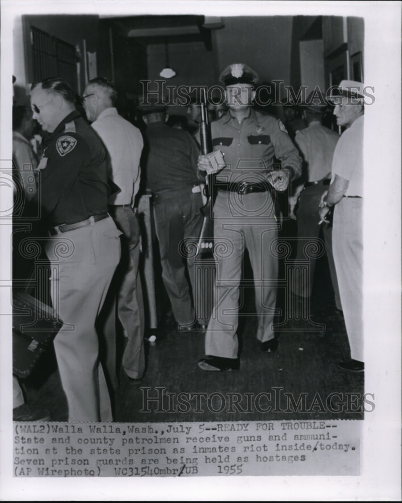 1955 Press Photo Patrolmen receive ammunition-Washington State prisoner&#39;s riot - Historic Images