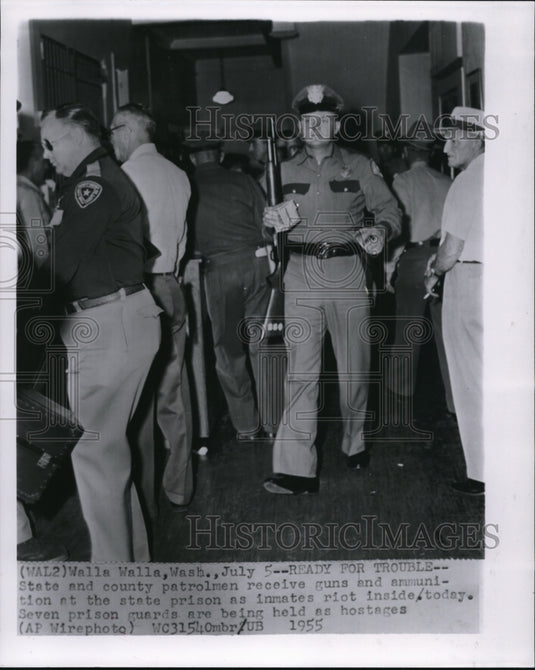 1955 Press Photo Patrolmen receive ammunition-Washington State prisoner's riot - Historic Images