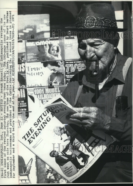 1971 Press Photo Joseph Hannell reads The Saturday Evening Post-revived magazine - Historic Images