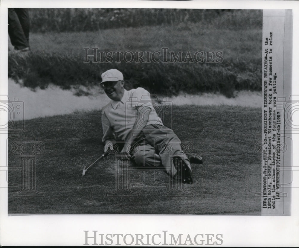 1957 Press Photo President Dwight D. Eisenhower Relaxes at 18th Hole - cvw16819 - Historic Images