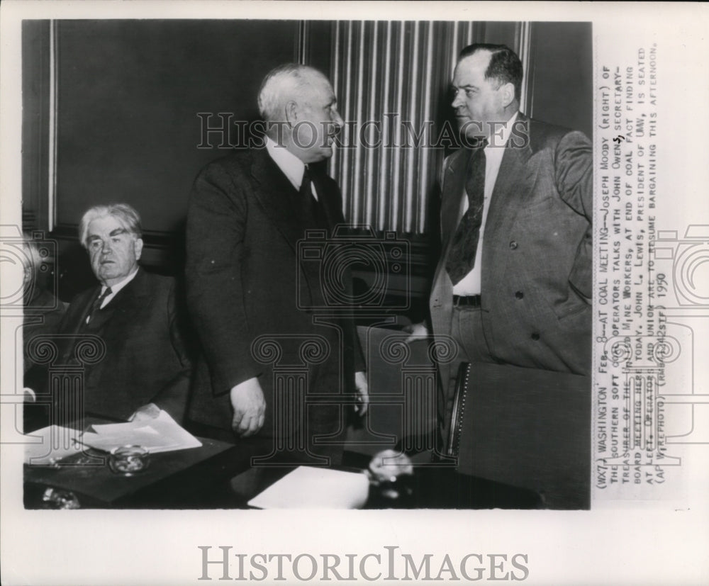 1950 Press Photo Joseph Moody in a meeting with John Owens and John L Lewis - Historic Images