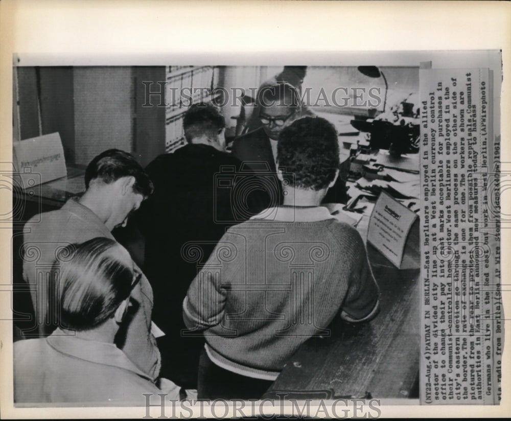 1961 Press Photo East Berlin employees line up to change their pay to cast marks- Historic Images