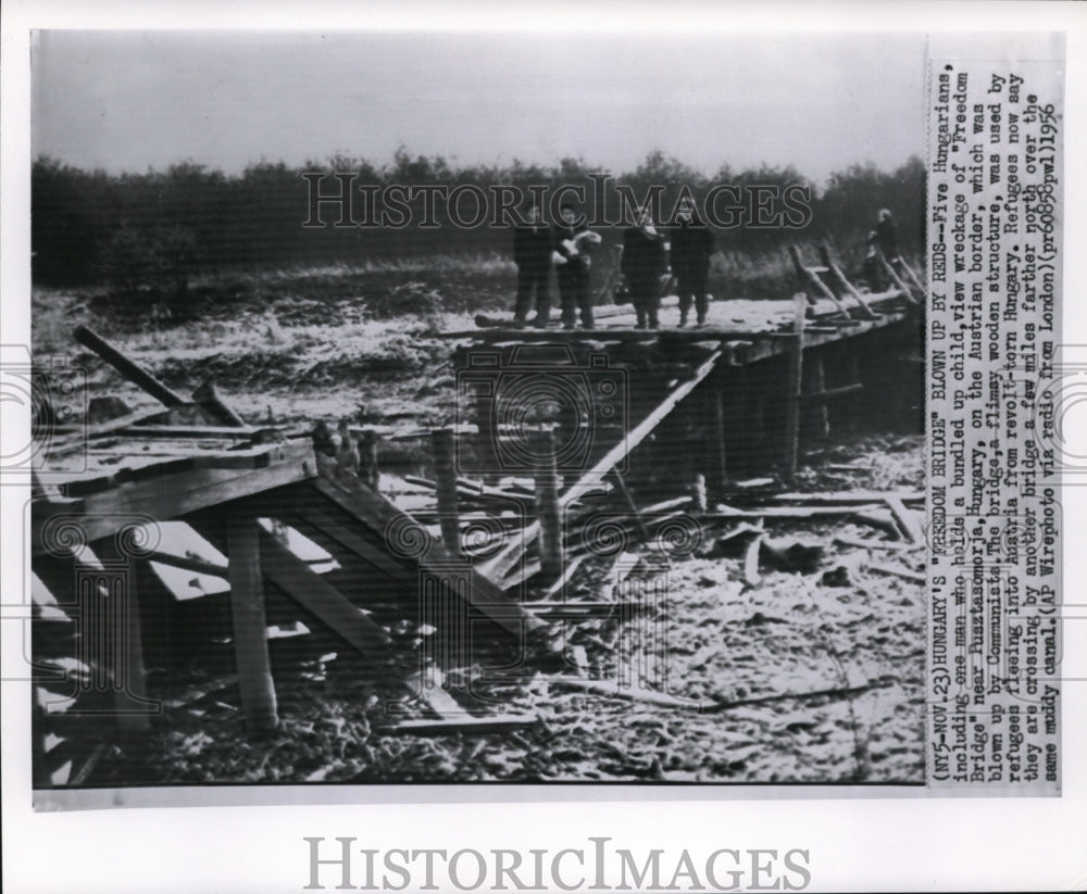 1956 Press Photo Hungarian Refugees examines the Wreckage of Freedom Bridge - Historic Images