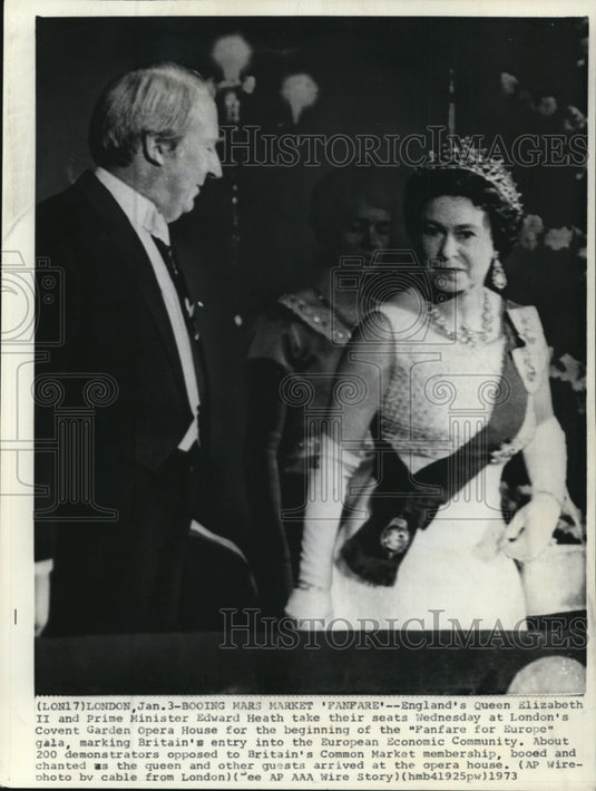 1973 Press Photo Queen Elizabeth II Arrived London's Covent Garden Opera House - Historic Images