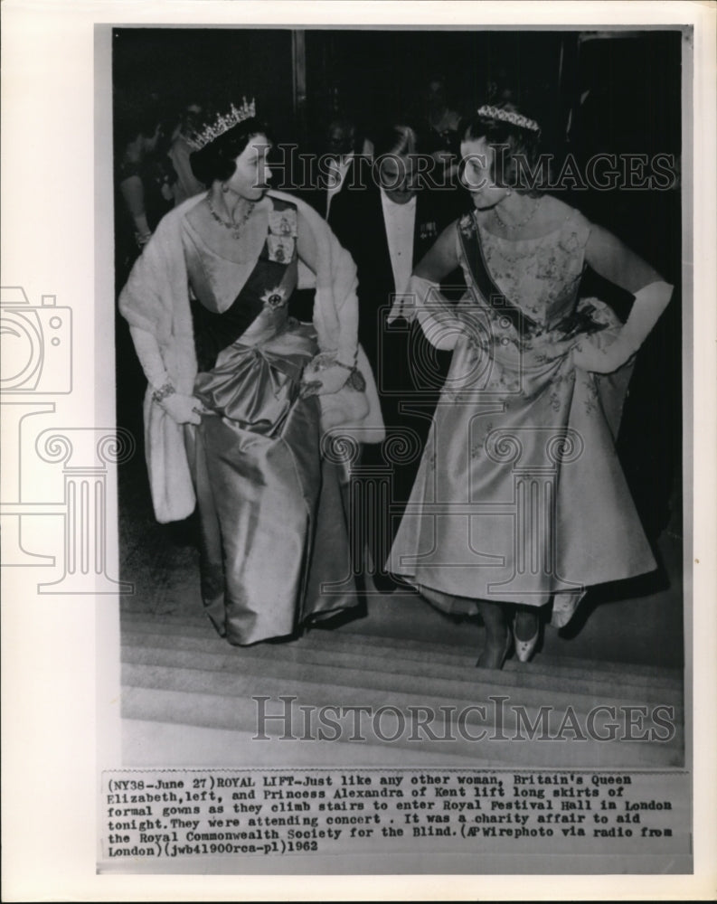 1962 Press Photo Queen Elizabeth, Princess Alexandra Arrive Royal Festival Hall - Historic Images