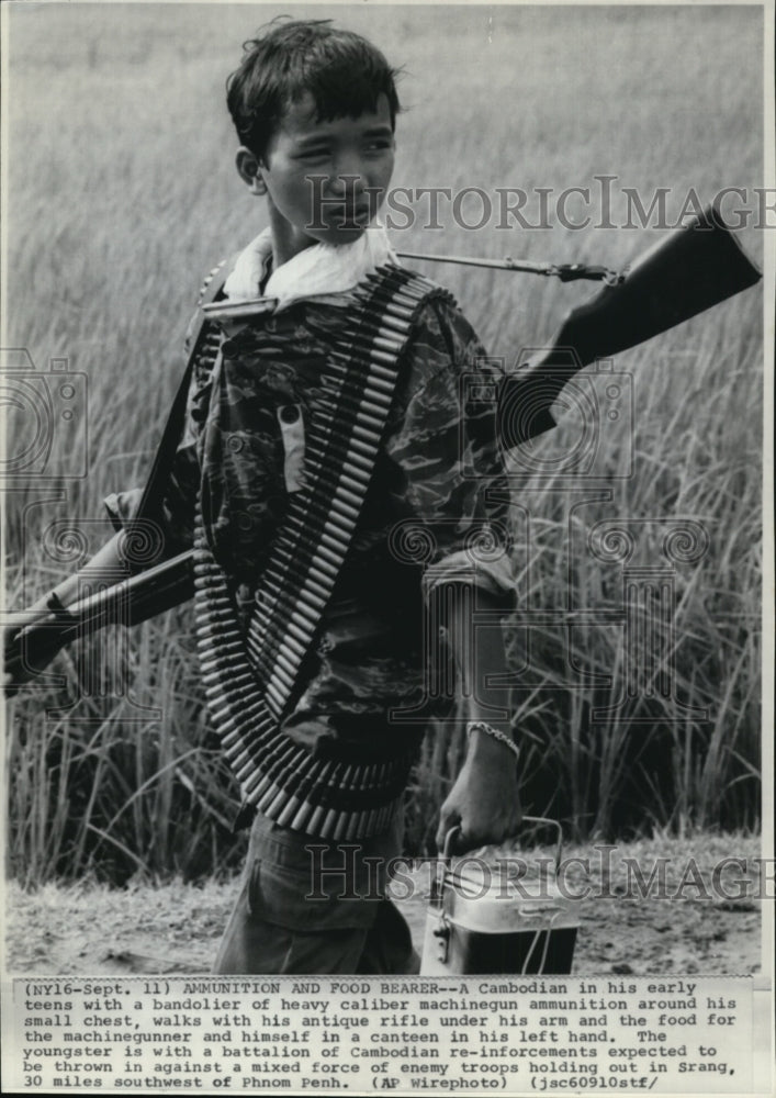 1970 Press Photo A Cambodian with his machine gun carrying food in his canteen - Historic Images
