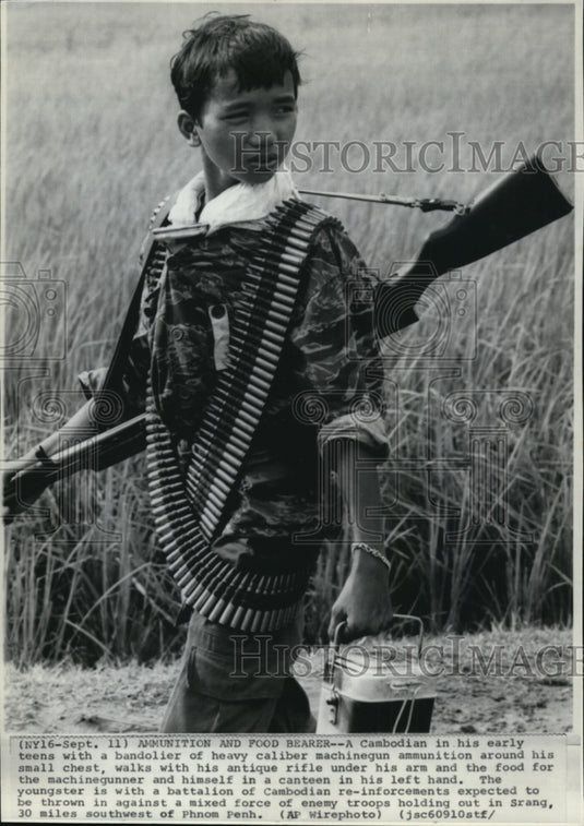 1970 Press Photo A Cambodian with his machine gun carrying food in his canteen - Historic Images