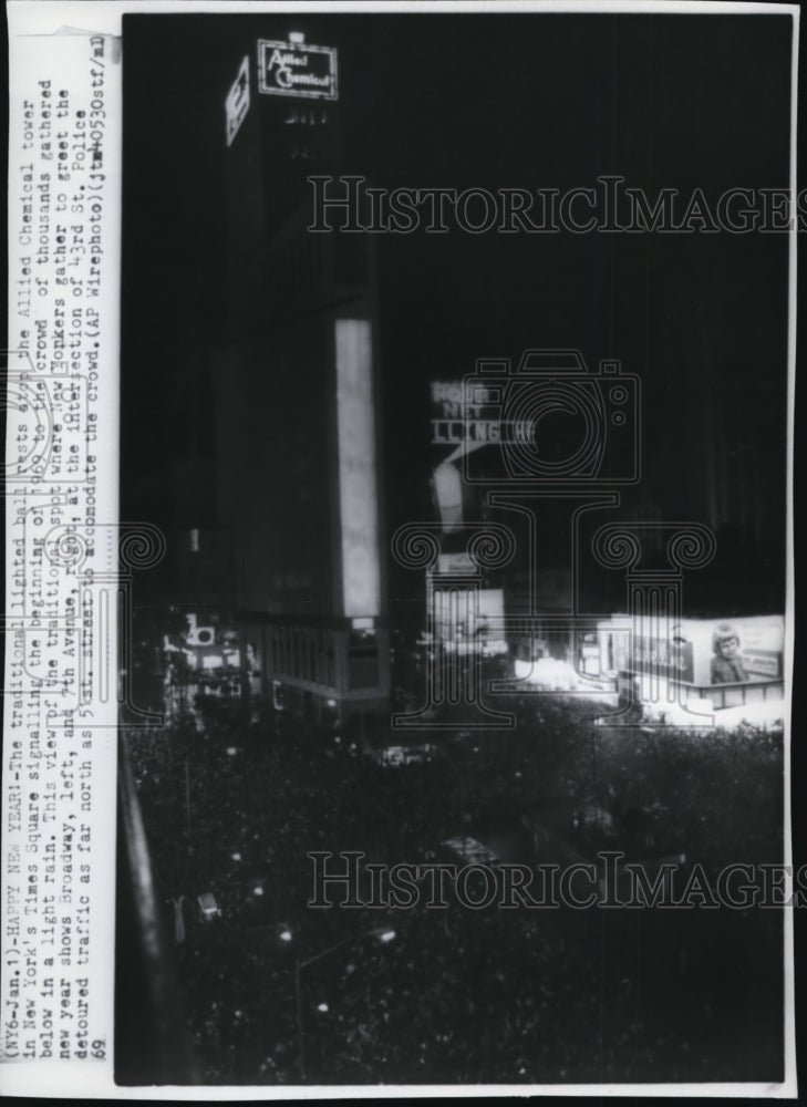 1969 Press Photo Thousands of people gather in New York Times Square - cvw17058 - Historic Images