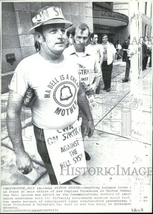 1971 Press Photo A picket led by Geoffrey Larason at New England Telephone - Historic Images