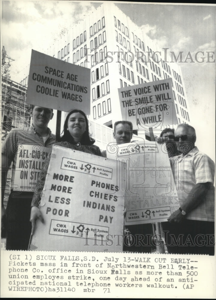 1971 Press Photo Northwestern Bell Telephone Co. employees picket with signs - Historic Images