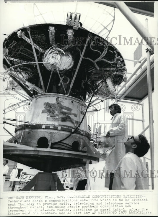 1972 Press Photo Technicians Check Canadian Communications Satellite in Florida - Historic Images