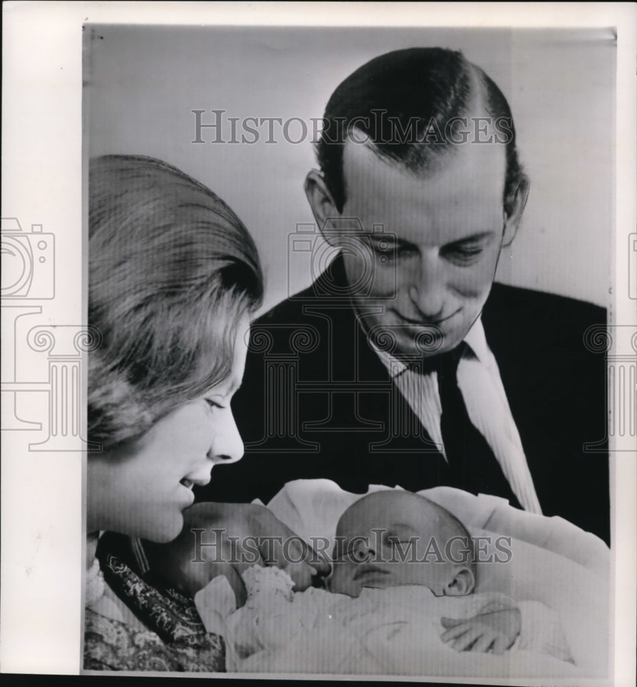 1962 Press Photo Duke, Duchess of Kent Pose with Son, Earl of St. Andrews - Historic Images