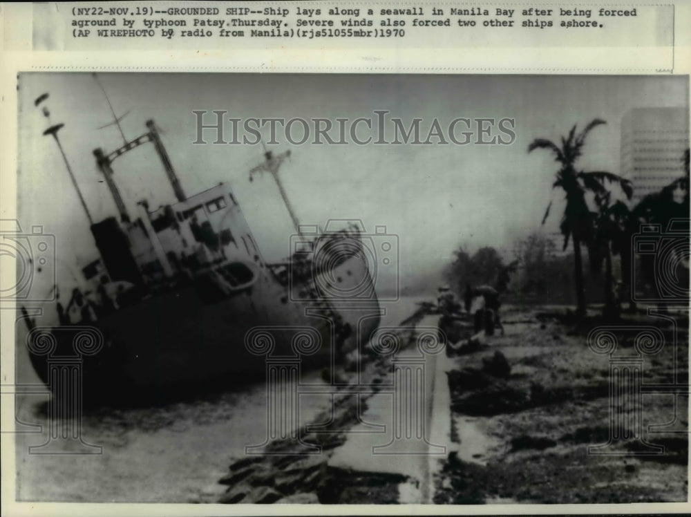 1970 Press Photo Ship lays along a seawall on Manila Bay after being forced - Historic Images