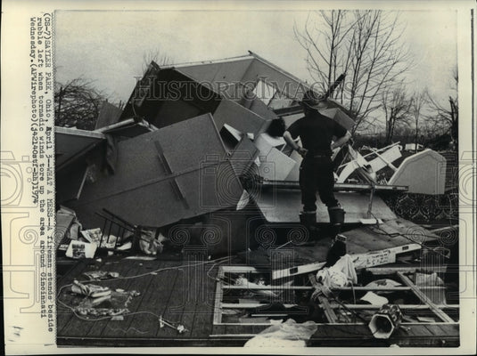1974 Press Photo A fireman stands beside rubble after tornado his Cincinnati - Historic Images