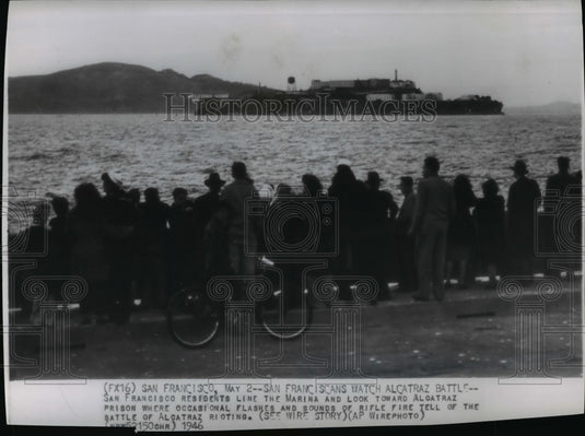 1946 Press Photo San Franciscans Watch Alcatraz Prison Battle - cvw17445 - Historic Images